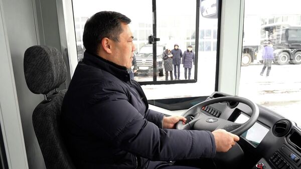 Как Садыр Жапаров проехался за рулем первого отечественного автобуса — видео - Sputnik Кыргызстан