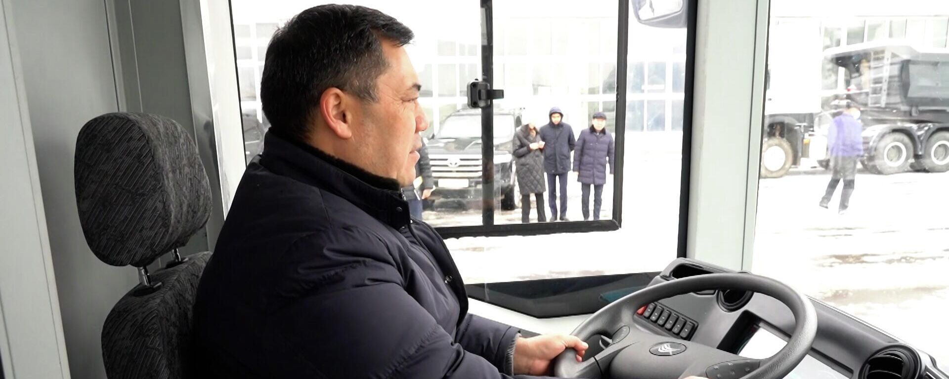 Как Садыр Жапаров проехался за рулем первого отечественного автобуса — видео - Sputnik Кыргызстан, 1920, 15.02.2022