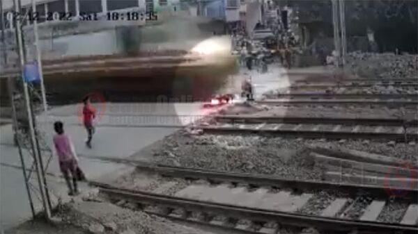Байкер чудом избежал столкновения со скоростным поездом в Индии. Видео - Sputnik Кыргызстан