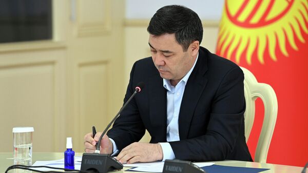 Президент Садыр Жапаров подписывает документ. Архивное фото - Sputnik Кыргызстан