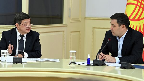 Президент Садыр Жапаров и глава кабмина Акылбек Жапаров. Архивное фото - Sputnik Кыргызстан