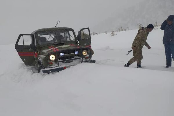 В результате схода лавины на трассе север — юг в Джалал-Абадской области пропал еще один человек - Sputnik Кыргызстан
