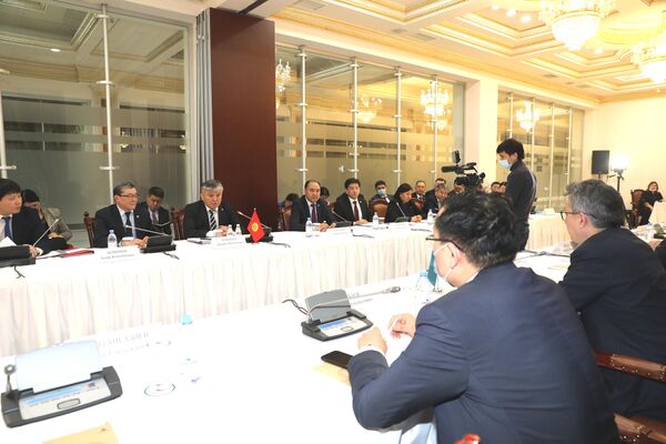 В Алматы проходит первое заседание рабочей группы по сотрудничеству между Кыргызстаном и Казахстаном - Sputnik Кыргызстан