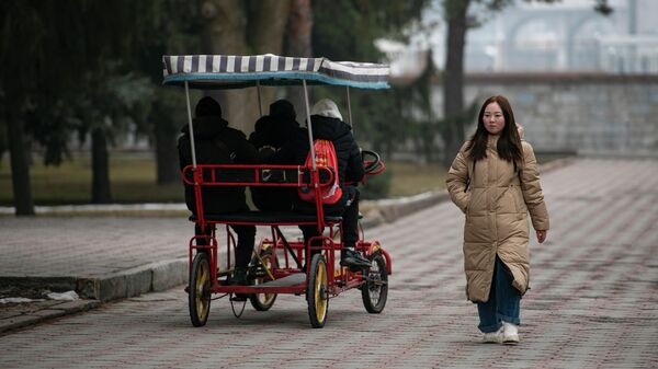 Девушка идет по парку в Бишкеке. Архивное фото  - Sputnik Кыргызстан