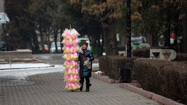 Женщина со сладкой ватой на одной из улиц Бишкека. Архивное фото - Sputnik Кыргызстан