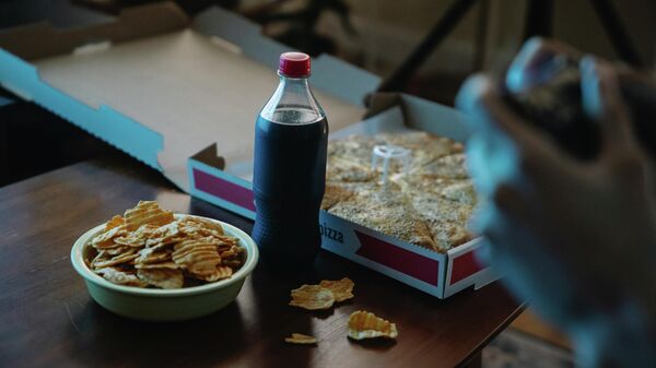 Пицца, чипсы и газировка на столе. Иллюстративное фото - Sputnik Кыргызстан