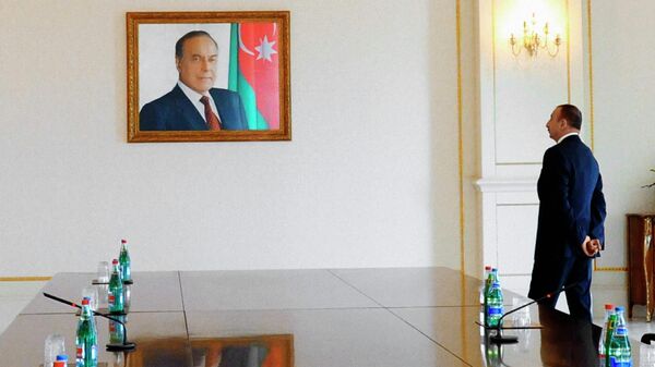 Президент Азербайджана Ильхам Алиев у портрета своего отца, прежнего президента Азербайджана Гейдара Алиева. Архивное фото - Sputnik Кыргызстан