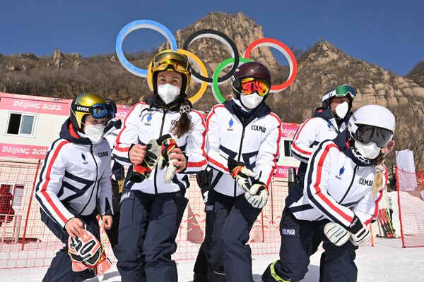 Члены женской сборной Франции по горнолыжному спорту (слева направо) Роман Мирадоли, Тиффани Готье, Камиль Черутти и Лаура Гош позируют возле финишной зоны - Sputnik Кыргызстан