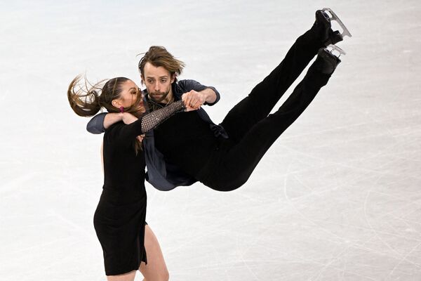 Кейтлин Хавайек и Жан-Люк Бейкер из США во время выступления по ритм-танцу на льду - Sputnik Кыргызстан