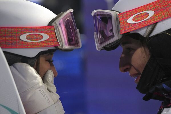 Перрин Лаффон из Франции (справа) беседует с Анри Кавамурой из Японии перед церемонией награждения победителей по могулу  - Sputnik Кыргызстан