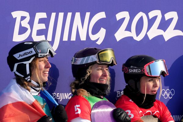 Призеры соревнований по сноуборду в дисциплине сноуборд-кросс среди женщин. Слева направо: Хлоя Треспёш (Франция) — серебряная медаль, Линдси Джекобеллис (США) — золотая медаль и Мериета Один (Канада) — бронзовая медаль на цветочной церемонии - Sputnik Кыргызстан