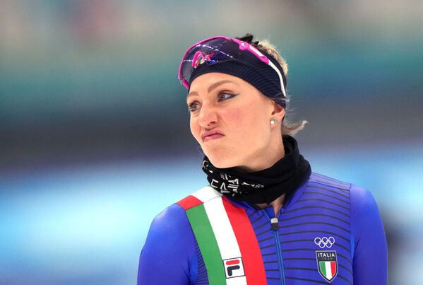 Конькобежец Франческа Лоллобриджида (Италия) перед забегом на дистанции 3 000 метров среди женщин - Sputnik Кыргызстан