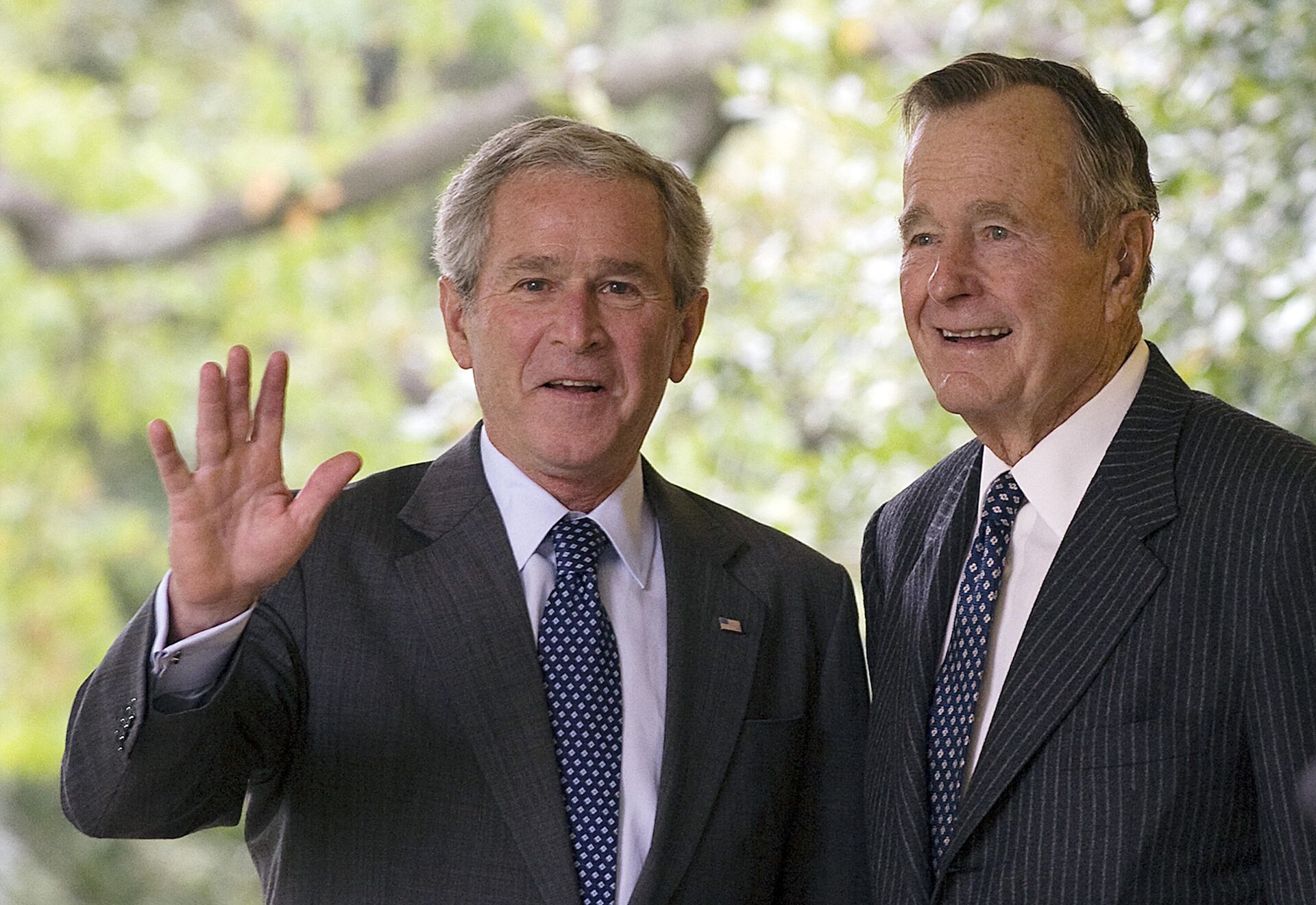 Президент США Джордж Буш-младший со своим отцом, бывшим президентом Джорджем Бушем-старшим - Sputnik Кыргызстан, 1920, 17.02.2022