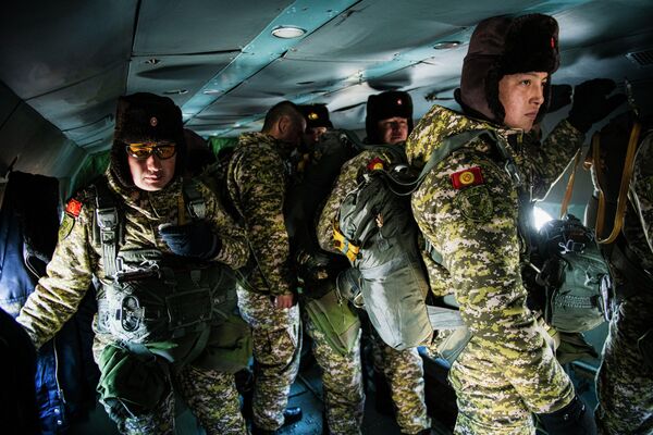 В общей сложности совершили прыжки свыше 90 военнослужащих. Из них около 20 прыгали впервые. - Sputnik Кыргызстан