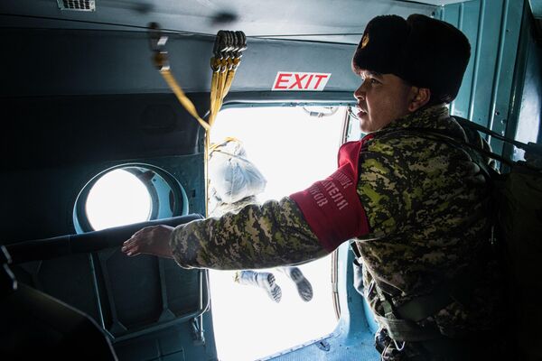 Спецназ 23565 аскер бөлүгүнүн аэродромунан абага көтөрүлүп кайра ылдый секиришкен - Sputnik Кыргызстан