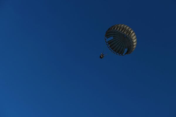Аскерлер парашюттар менен ар кандай бийиктиктен секиришти - Sputnik Кыргызстан