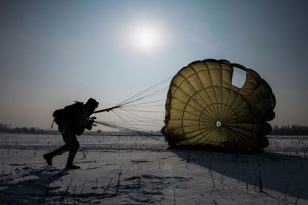Военнослужащие специального назначения ВС КР во время учений по прыжкам с парашютом на базе войсковой части №23565 на окраине Бишкека - Sputnik Кыргызстан