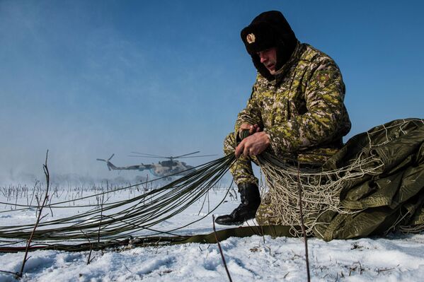 Секиргенден кийин ар бир аскер парашютту чогултушу керек - Sputnik Кыргызстан