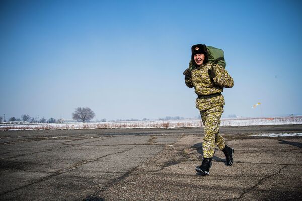 Спецназовец со снаряженным парашютом  бежит к месту посадки - Sputnik Кыргызстан