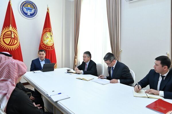 Президент Кыргызстана Садыр Жапаров принял делегацию Саудовского фонда развития во главе с гендиректором департамента по операциям в Азии Саудом Аль-Шаммари - Sputnik Кыргызстан
