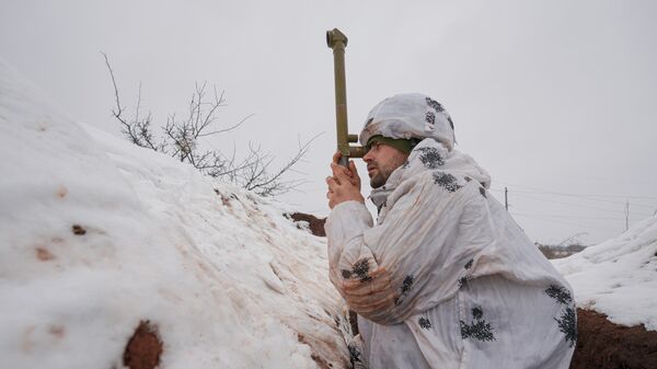 Украинский военнослужащий смотрит в перископ - Sputnik Кыргызстан