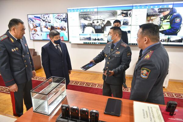Сегодня глава кабмина Акылбек Жапаров осмотрел автомобили марки Chevrolet, переносные портативные радиостанции и другие образцы специальной техники - Sputnik Кыргызстан