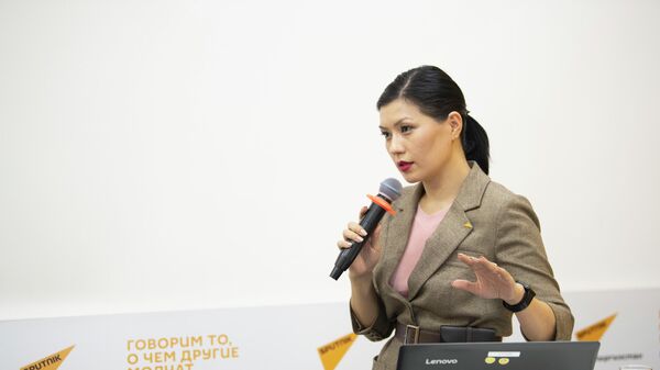 Журналист Айтурган Сатиева во время круглого стола в пресс-центре Sputnik Кыргызстан - Sputnik Кыргызстан