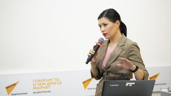 Журналист Айтурган Сатиева во время круглого стола в пресс-центре Sputnik Кыргызстан - Sputnik Кыргызстан