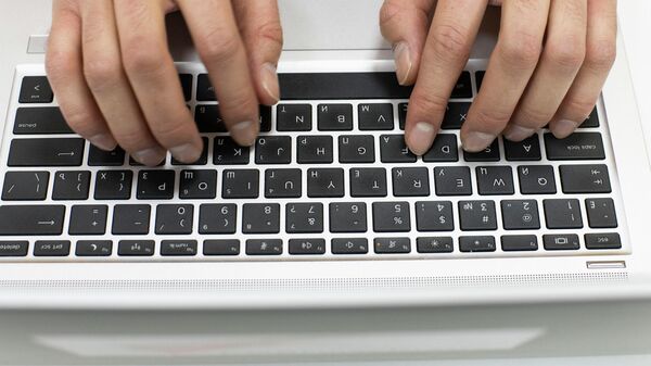 Мужчина печатает на клавиатуре. Архивное фото - Sputnik Кыргызстан