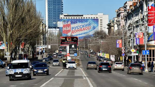 Дорожное движение на одной из улиц в Донецке. Архивное фото - Sputnik Кыргызстан