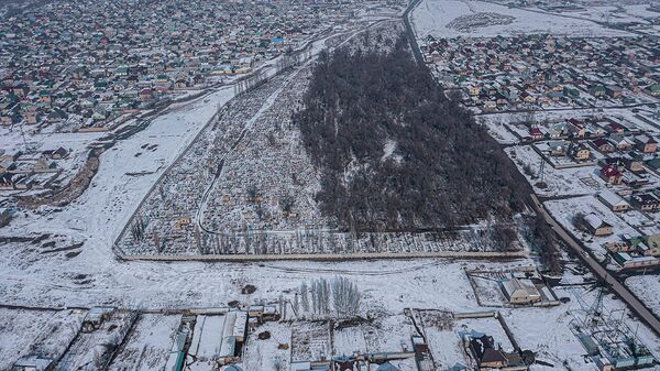 Объездную Бишкека построят через кладбище? Видео местности с дрона - Sputnik Кыргызстан