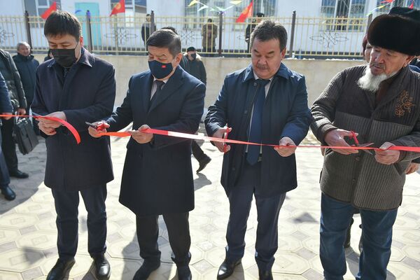 Он сегодня принял участие в торжественном открытии средней школы в селе Орок Сокулукского района Чуйской области - Sputnik Кыргызстан