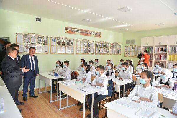 Председатель кабмина отметил, что со сдачей в эксплуатацию этой школы серьезно снизилась нагрузка на близлежащие образовательные учреждения - Sputnik Кыргызстан