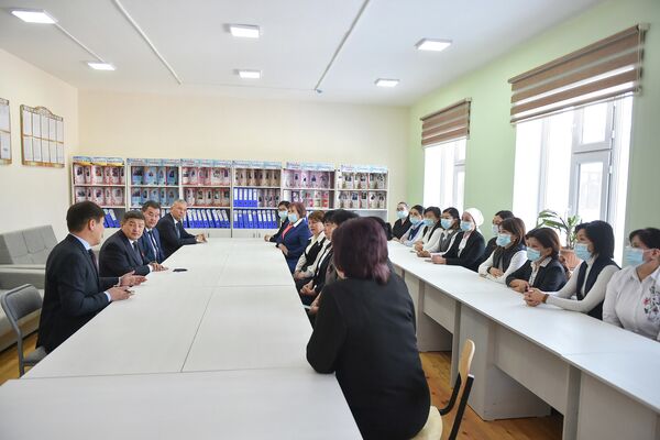 Глава Минобрнауки Алмазбек Бейшеналиев рассказал, что в средней школе Орока обучение проводилось в пять смен, так как количество учеников превышало 1 000 - Sputnik Кыргызстан