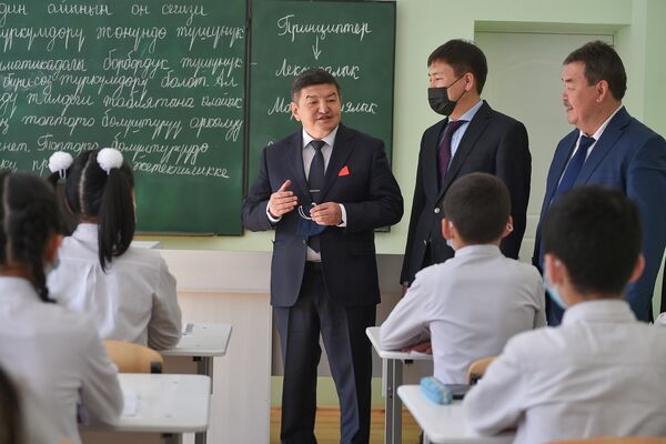 В Кыргызстане полностью будет пересмотрена система начисления заработных плат учителям образовательных учреждений, сообщил глава кабмина Акылбек Жапаров - Sputnik Кыргызстан
