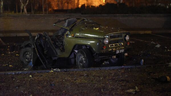 Поврежденная автомашина в результате взрыва в центре Донецка. - Sputnik Кыргызстан