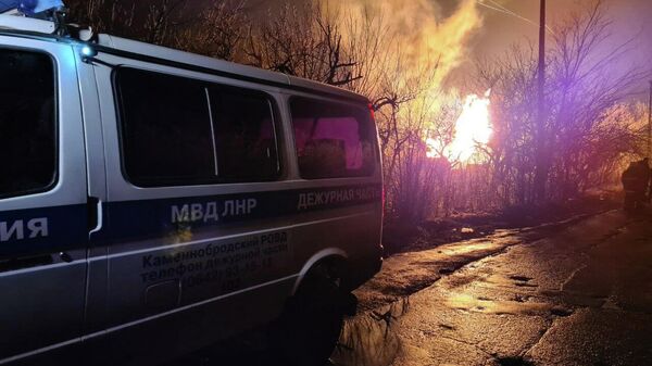 Пожар на месте второго взрыва в Каменнобродском районе Луганска - Sputnik Кыргызстан