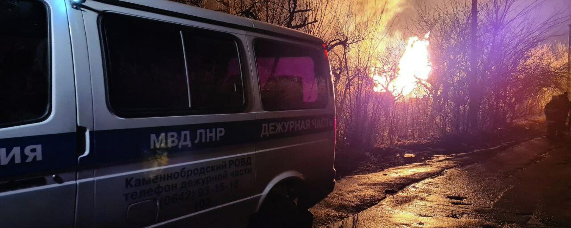 Пожар на месте второго взрыва в Каменнобродском районе Луганска - Sputnik Кыргызстан, 1920, 19.02.2022