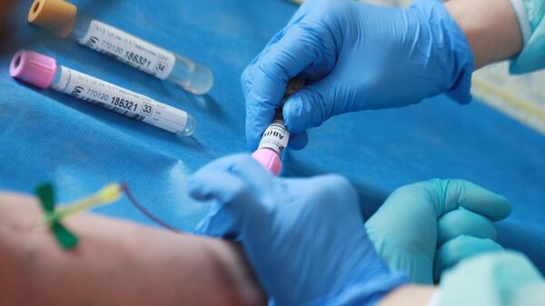 Забор крови из вены на тестирование наличия антител к коронавирусу. Архивное фото - Sputnik Кыргызстан