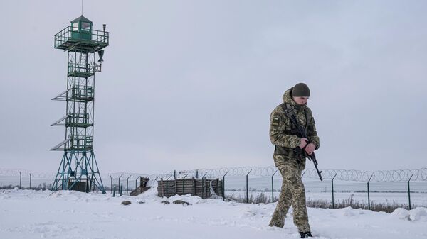 Украинский пограничник патрулирует границу с Россией в Харьковской области - Sputnik Кыргызстан