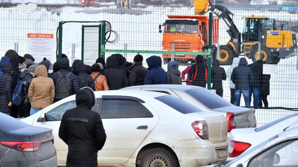 Мигранты стоят в очереди в миграционный центр. Архивное фото - Sputnik Кыргызстан