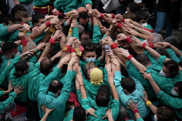 Барселонада Ыйык Евлалия күнүн майрамдоо учурунда атлеттердин командасы &quot;тирүү&quot; пирамида куруп жатышат. Испания - Sputnik Кыргызстан