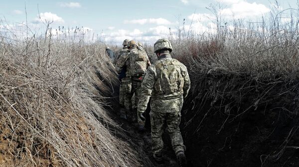 Украинские военнослужащие на линии соприкосновения в Донецкой области - Sputnik Кыргызстан