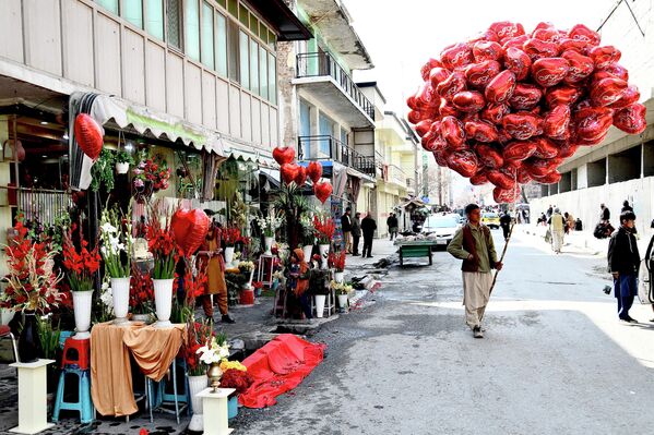 Торговец воздушными шарами на одной из улиц Кабула в День святого Валентина - Sputnik Кыргызстан
