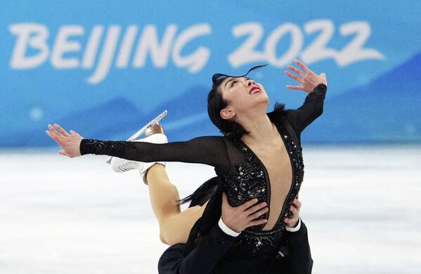 Китайские фигуристы Суй Вэньцзин и Хань Цун на Олимпийских играх в Пекине обновили мировой рекорд в короткой программе по фигурному катанию в соревнованиях спортивных пар - Sputnik Кыргызстан