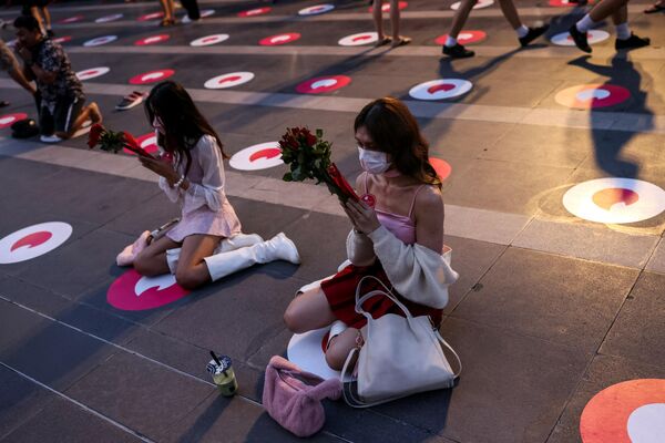 Люди молятся в индуистском храме Тримурти в Бангкоке в День святого Валентина - Sputnik Кыргызстан