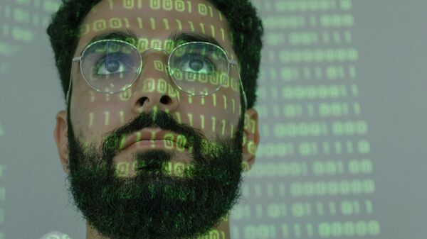 Мужчина на лице которого отражается программный код. Иллюстративное фото - Sputnik Кыргызстан