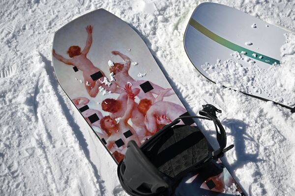 Сноуборд спортсмена с рисунком  - Sputnik Кыргызстан