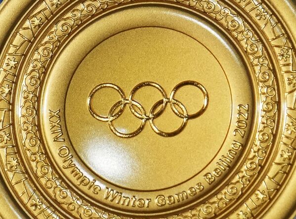 Золотая медаль в руках российского спортсмена на церемонии награждения победителей в эстафете 4x10 км на соревнованиях по лыжным гонкам  - Sputnik Кыргызстан