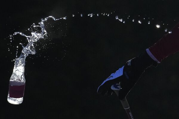 Бутылка, брошенная российским спортсменом Александром Большуновым на дистанции 2x15 км скиатлона во время соревнований по лыжным гонкам  - Sputnik Кыргызстан